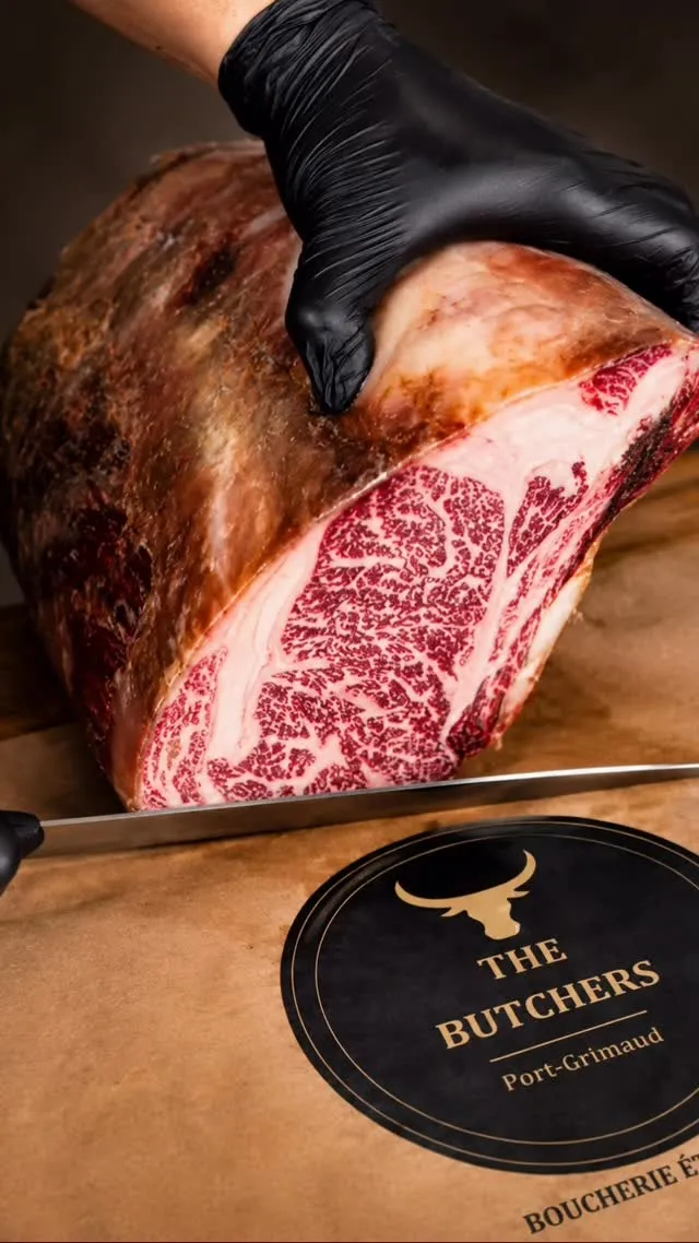 Découpe artisanale d'une côte de bœuf maturée