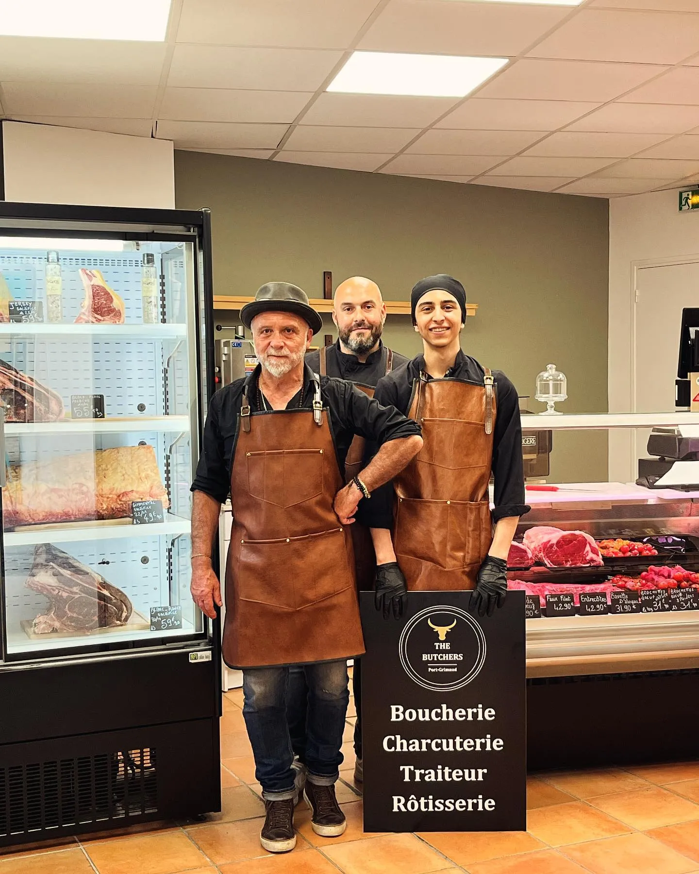 L'équipe de The Butchers devant la boutique à Port Grimaud