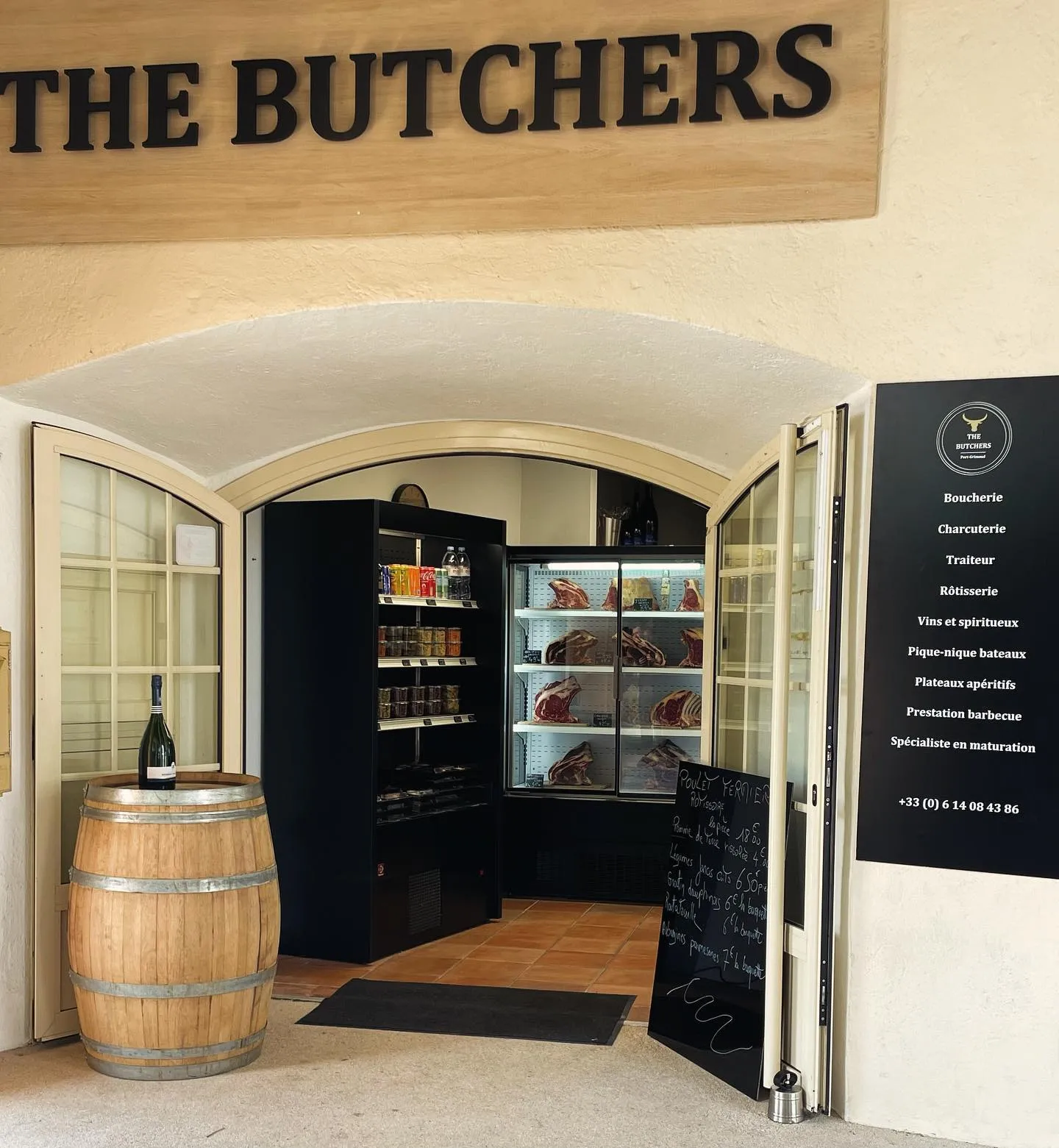 Façade ouverte de The Butchers, boucherie artisanale à Port Grimaud